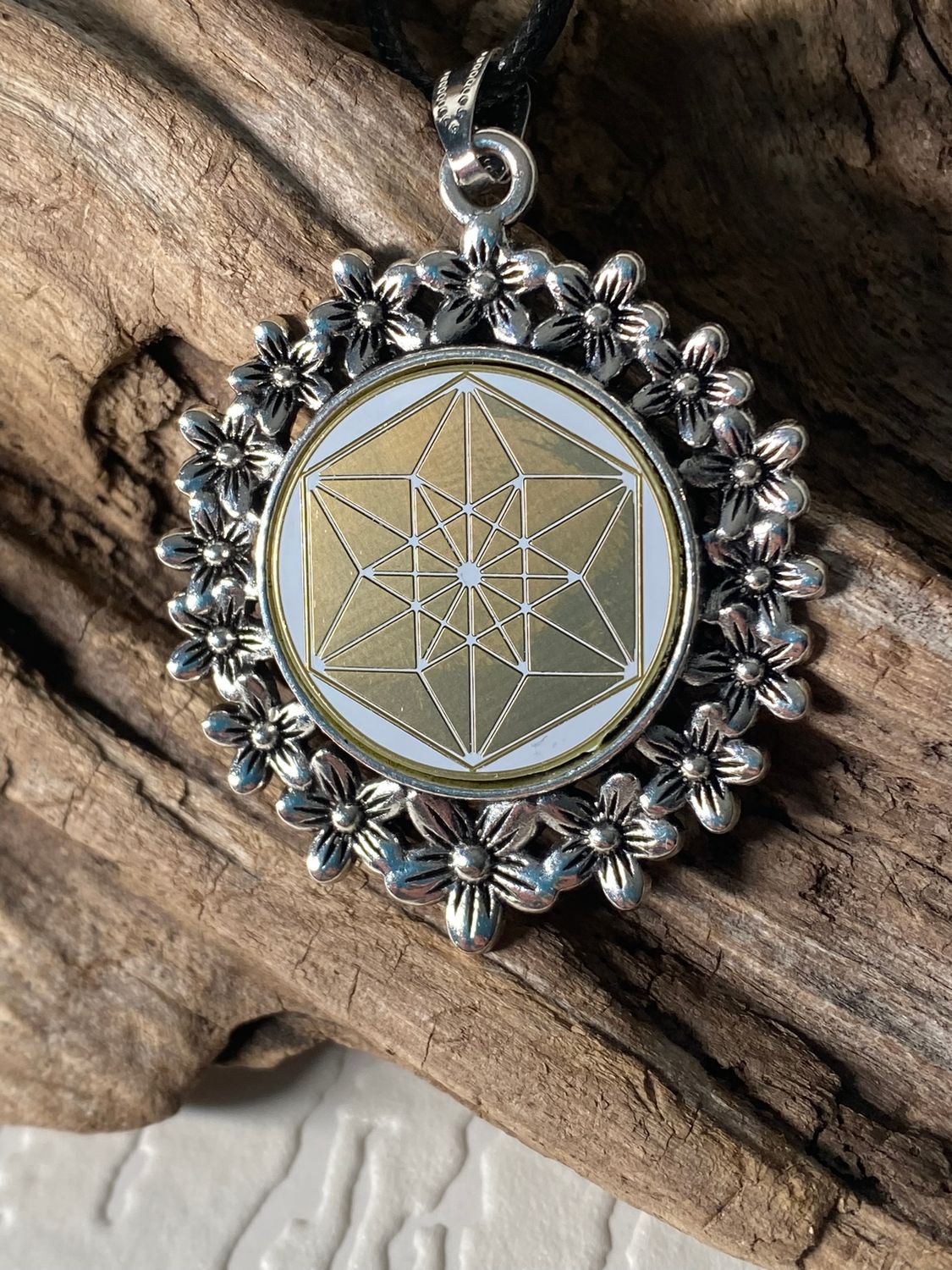 Amulett – silberfarben Blumenmuster mit Vector Equilibrium Symbol – Produktansicht 1