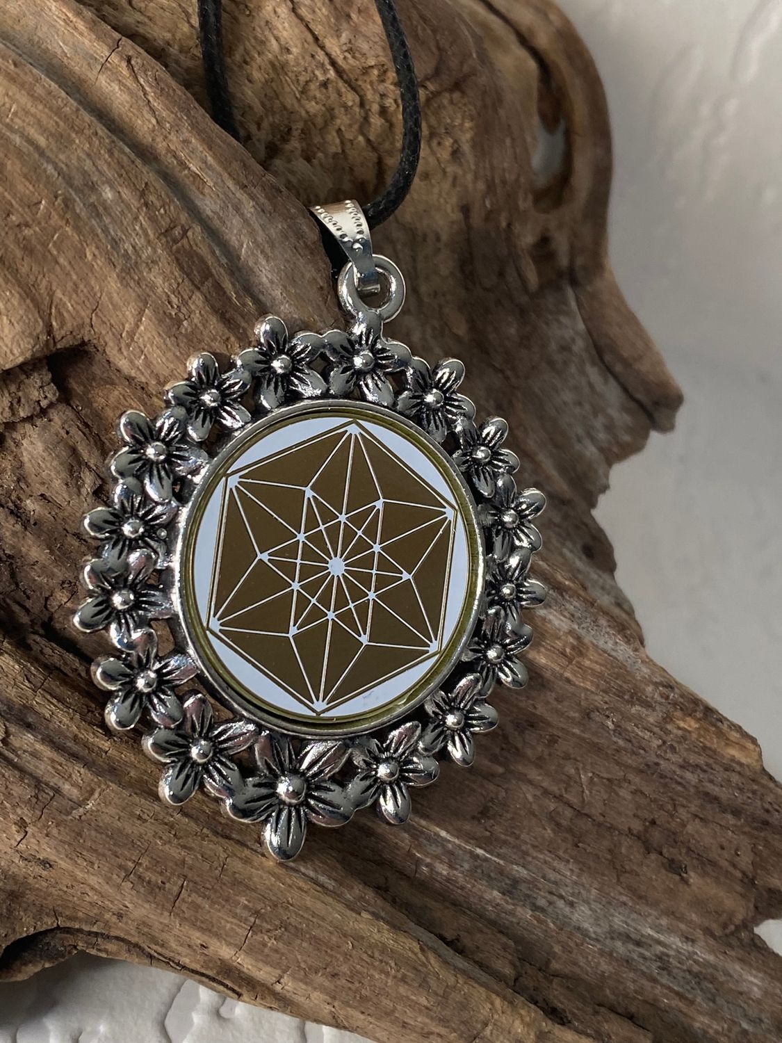 Amulett – silberfarben Blumenmuster mit Vector Equilibrium Symbol – Produktansicht 1