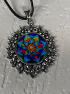 Amulett – silberfarben Blumenmuster mit Lotus Blumen Symbol – Produktansicht 1