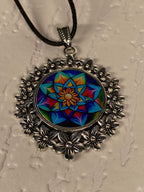 Amulett – silberfarben Blumenmuster mit Lotus Blumen Symbol – Produktansicht 1