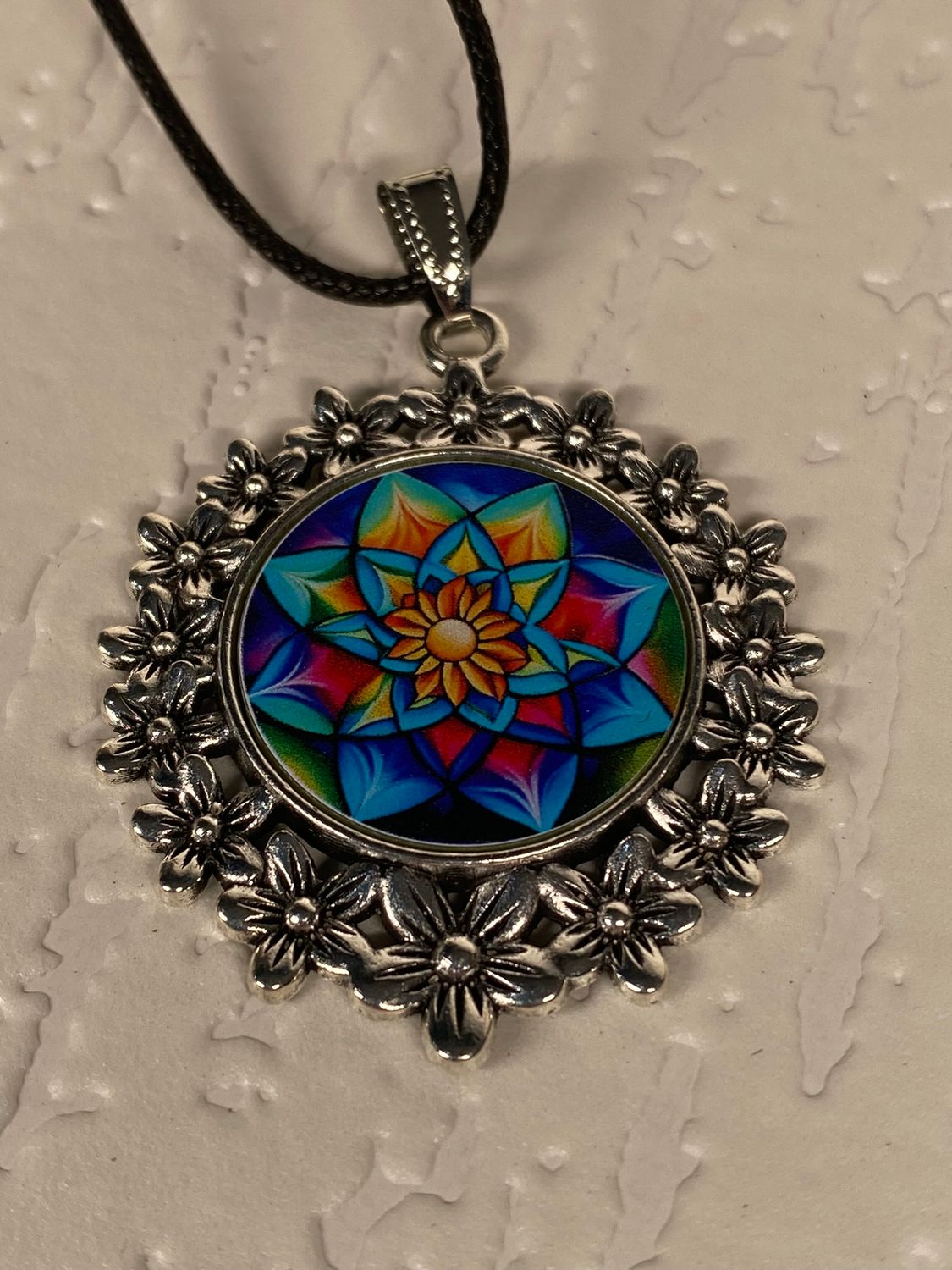 Amulett – silberfarben Blumenmuster mit Lotus Blumen Symbol – Produktansicht 1