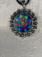 Amulett – silberfarben Blumenmuster mit Lotus Blumen Symbol – Produktansicht 1