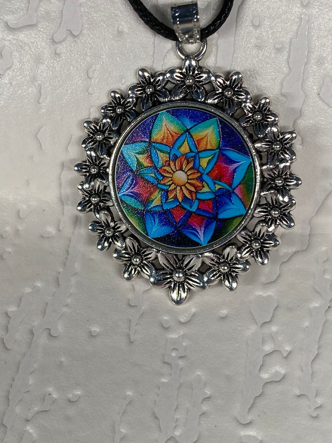 Amulett – silberfarben Blumenmuster mit Lotus Blumen Symbol – Produktansicht 1
