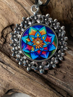 Amulett – silberfarben Blumenmuster mit Lotus Blumen Symbol – Produktansicht 1