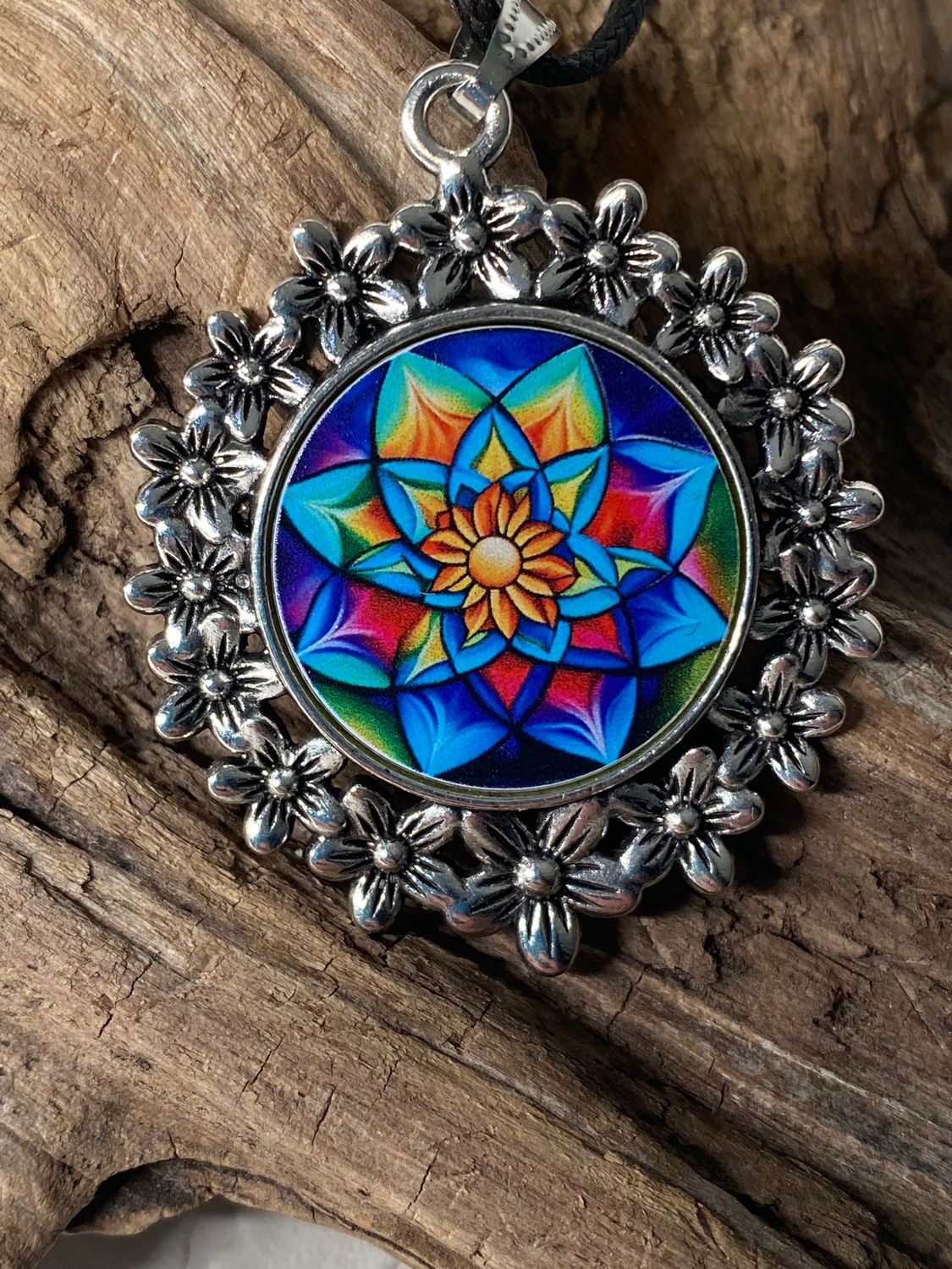 Amulett – silberfarben Blumenmuster mit Lotus Blumen Symbol – Produktansicht 1