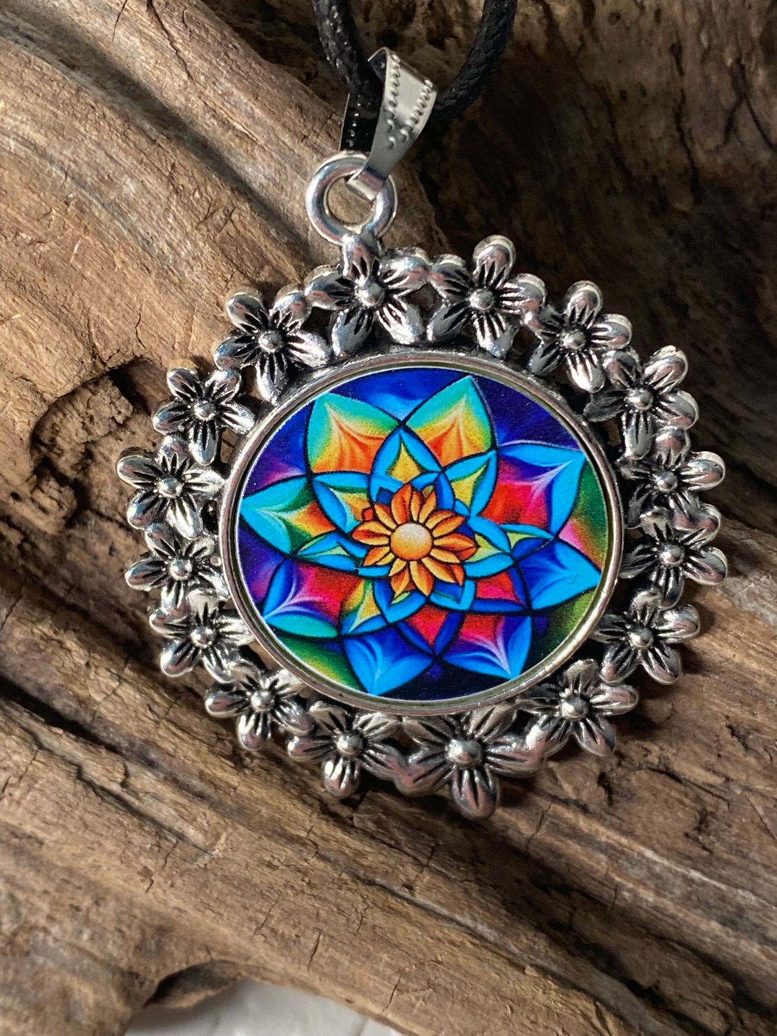 Amulett – silberfarben Blumenmuster mit Lotus Blumen Symbol – Produktansicht 1