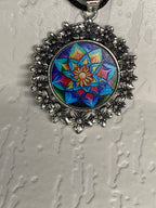 Amulett – silberfarben Blumenmuster mit Lotus Blumen Symbol – Produktansicht 1