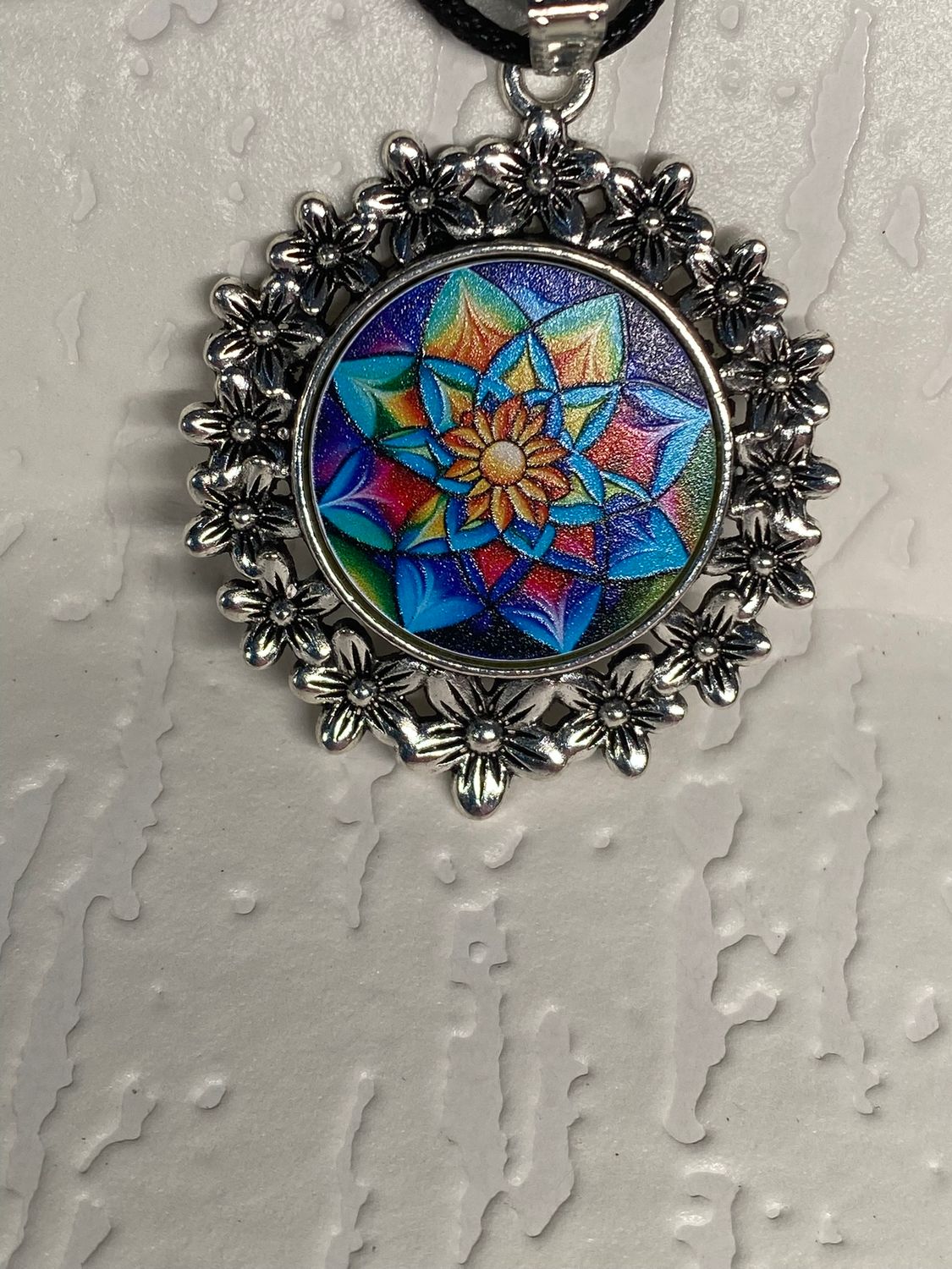 Amulett – silberfarben Blumenmuster mit Lotus Blumen Symbol – Produktansicht 1