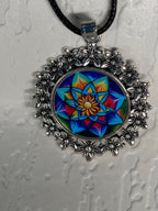 Amulett – silberfarben Blumenmuster mit Lotus Blumen Symbol – Produktansicht 1