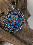 Amulett – silberfarben Blumenmuster mit Lotus Blumen Symbol – Produktansicht 1