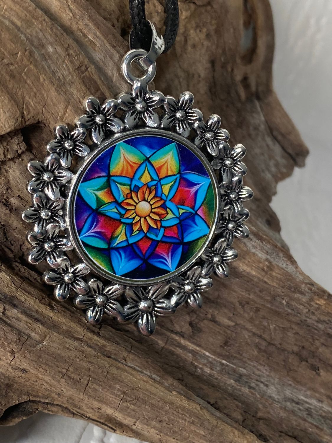 Amulett – silberfarben Blumenmuster mit Lotus Blumen Symbol – Produktansicht 1