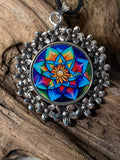 Amulett – silberfarben Blumenmuster mit Lotus Blumen Symbol – Produktansicht 1