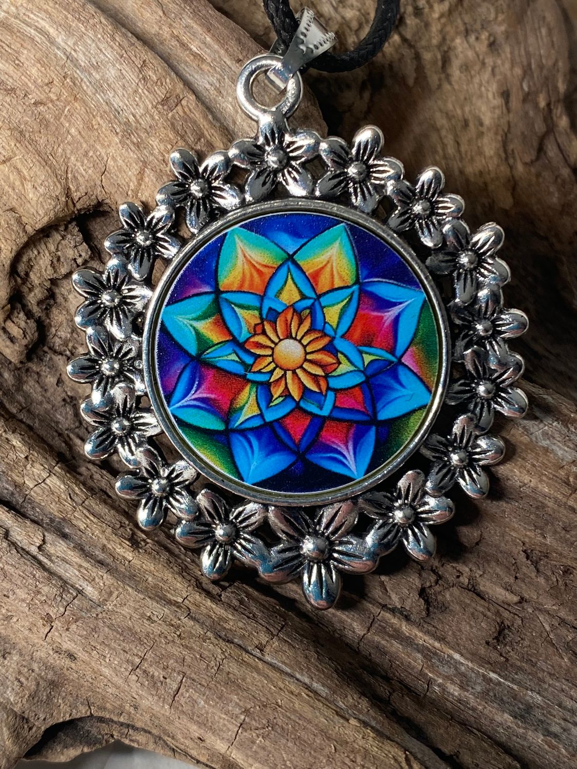 Amulett – silberfarben Blumenmuster mit Lotus Blumen Symbol – Produktansicht 1