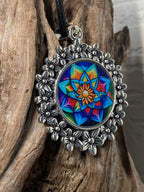 Amulett – silberfarben Blumenmuster mit Lotus Blumen Symbol – Produktansicht 1