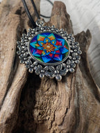 Amulett – silberfarben Blumenmuster mit Lotus Blumen Symbol – Produktansicht 1