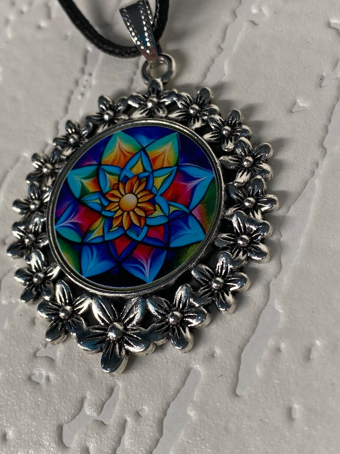 Amulett – silberfarben Blumenmuster mit Lotus Blumen Symbol – Produktansicht 1
