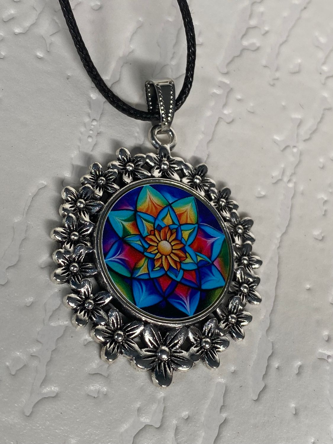 Amulett – silberfarben Blumenmuster mit Lotus Blumen Symbol – Produktansicht 1