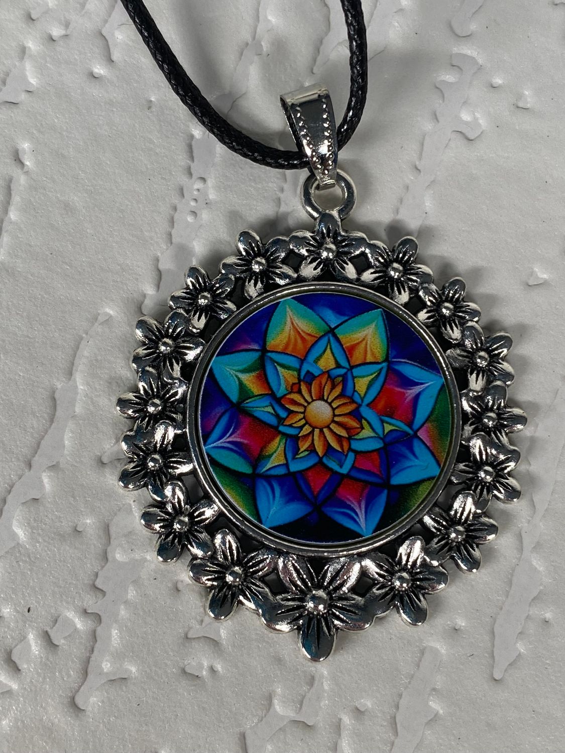 Amulett – silberfarben Blumenmuster mit Lotus Blumen Symbol – Produktansicht 1