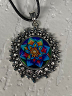 Amulett – silberfarben Blumenmuster mit Lotus Blumen Symbol – Produktansicht 1