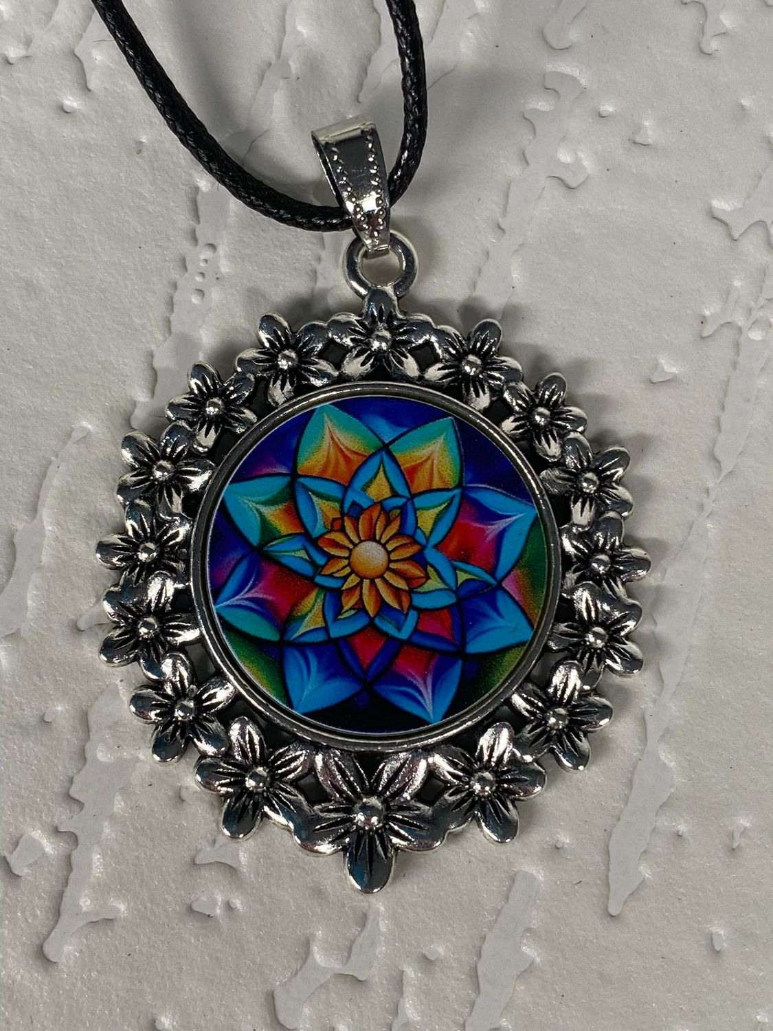 Amulett – silberfarben Blumenmuster mit Lotus Blumen Symbol – Produktansicht 1