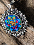 Amulett – silberfarben Blumenmuster mit Lotus Blumen Symbol – Produktansicht 1