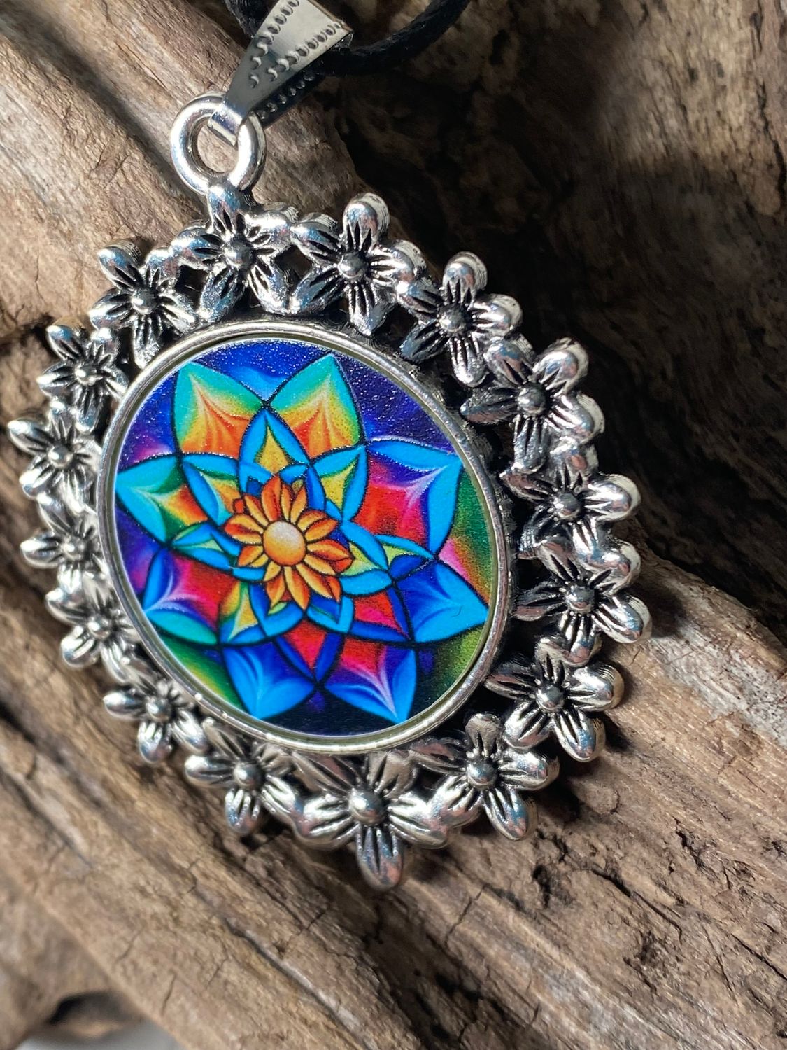 Amulett – silberfarben Blumenmuster mit Lotus Blumen Symbol – Produktansicht 1