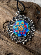 Amulett – silberfarben Blumenmuster mit Lotus Blumen Symbol – Produktansicht 1