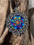 Amulett – silberfarben Blumenmuster mit Lotus Blumen Symbol – Produktansicht 1