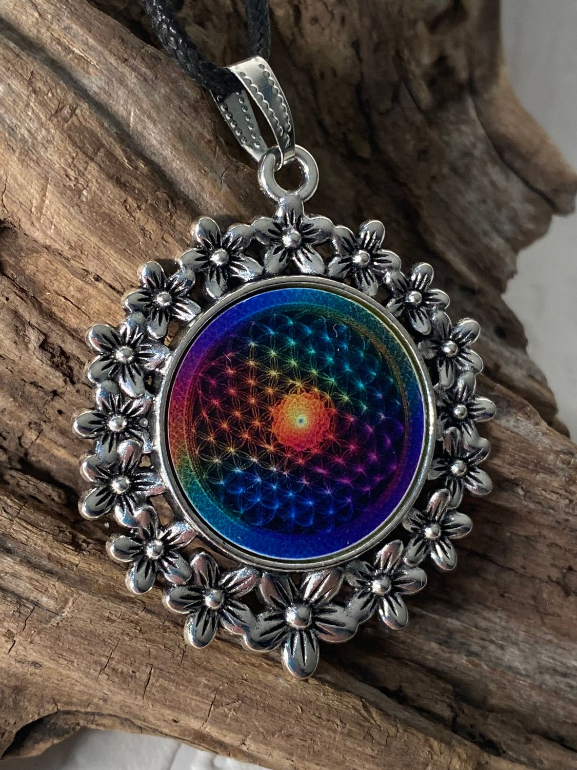 Amulett – silberfarben Blumenmuster mit Blume des Lebens Symbol – Produktansicht 1