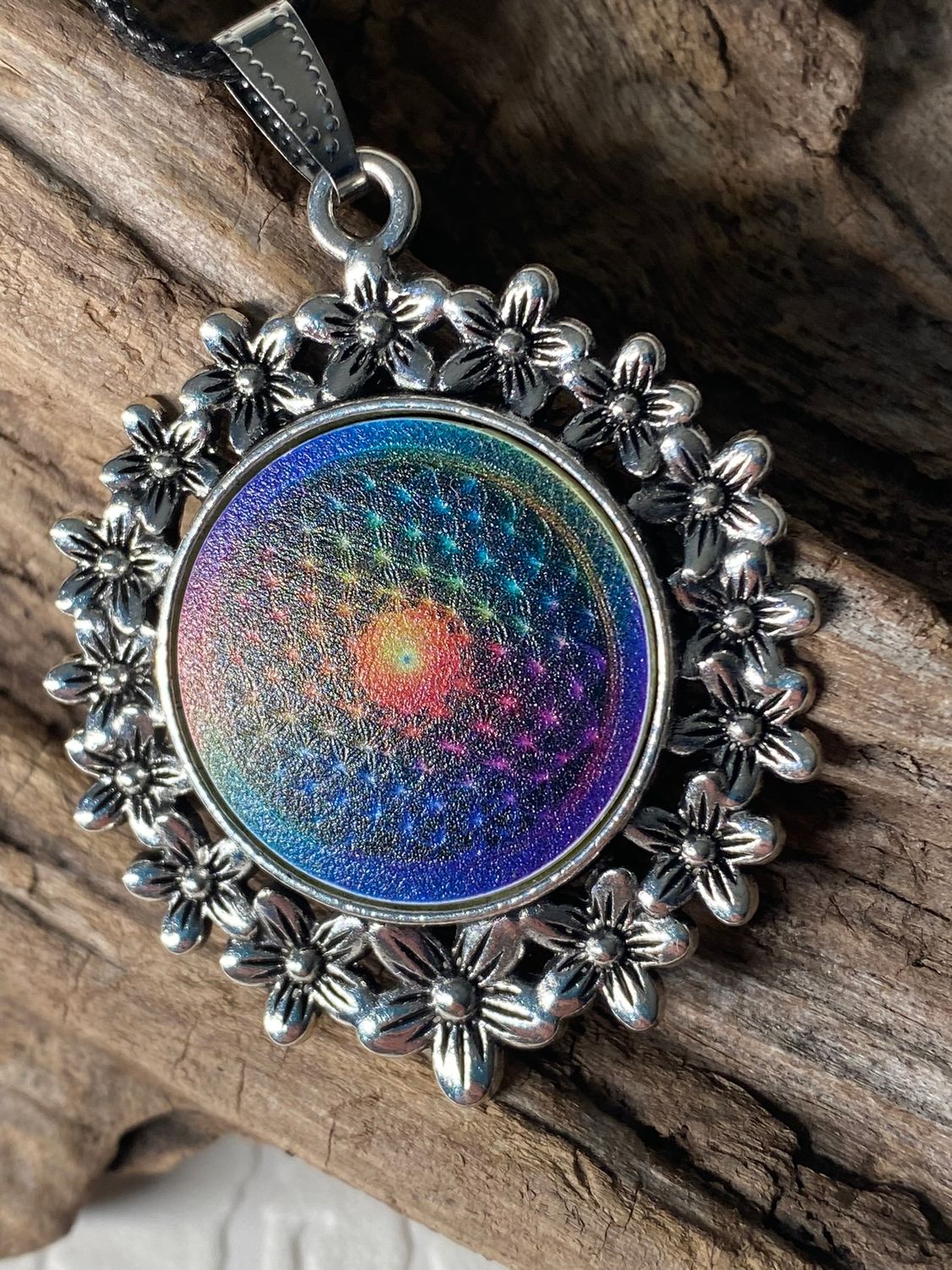 Amulett – silberfarben Blumenmuster mit Blume des Lebens Symbol – Produktansicht 1