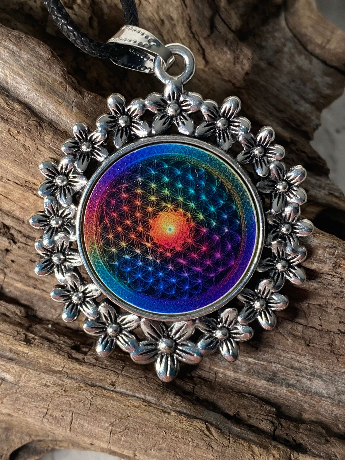 Amulett – silberfarben Blumenmuster mit Blume des Lebens Symbol – Produktansicht 1