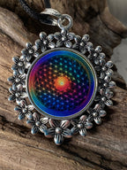 Amulett – silberfarben Blumenmuster mit Blume des Lebens Symbol – Produktansicht 1