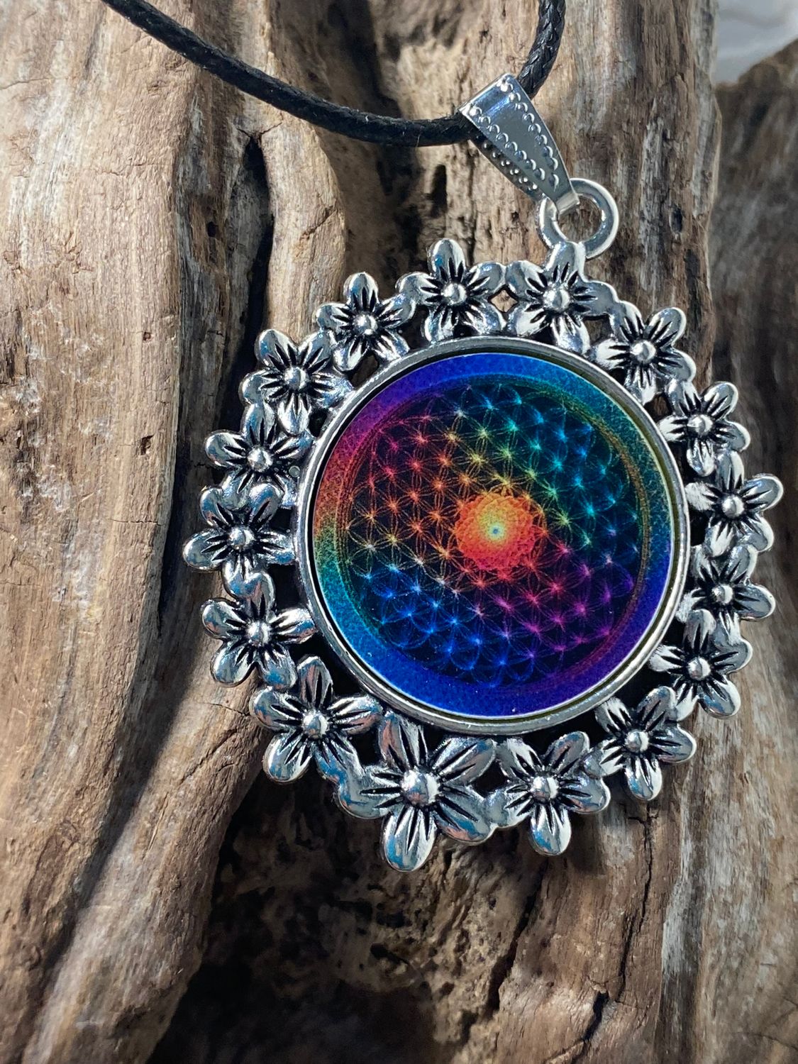 Amulett – silberfarben Blumenmuster mit Blume des Lebens Symbol – Produktansicht 1