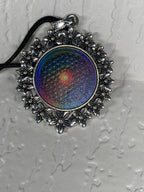 Amulett – silberfarben Blumenmuster mit Blume des Lebens Symbol – Produktansicht 1