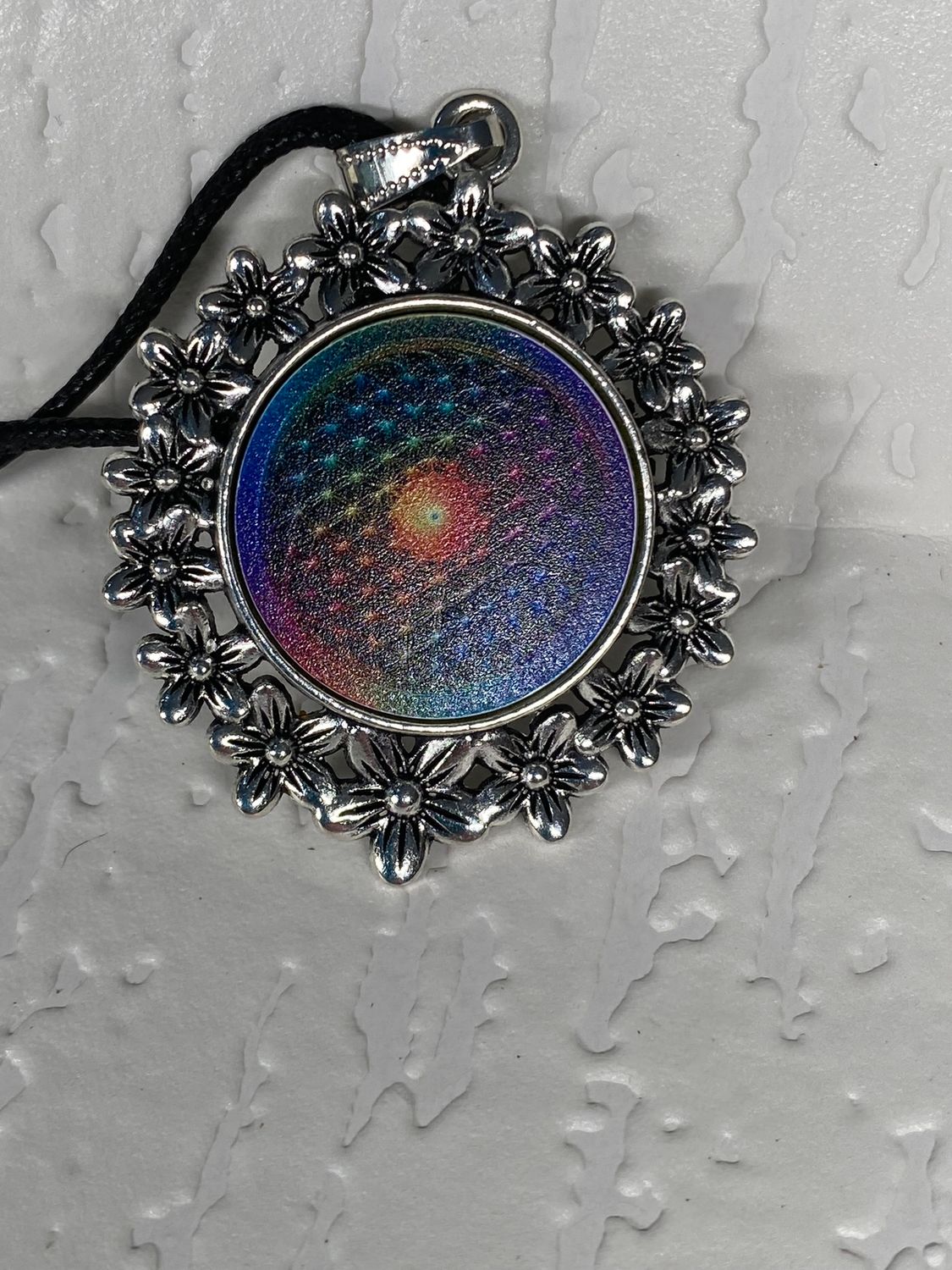 Amulett – silberfarben Blumenmuster mit Blume des Lebens Symbol – Produktansicht 1