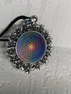 Amulett – silberfarben Blumenmuster mit Blume des Lebens Symbol – Produktansicht 1