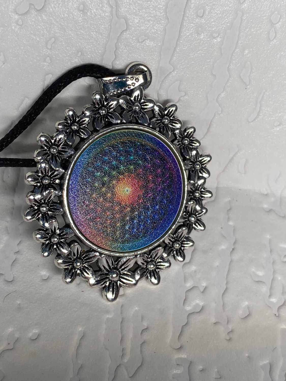 Amulett – silberfarben Blumenmuster mit Blume des Lebens Symbol – Produktansicht 1