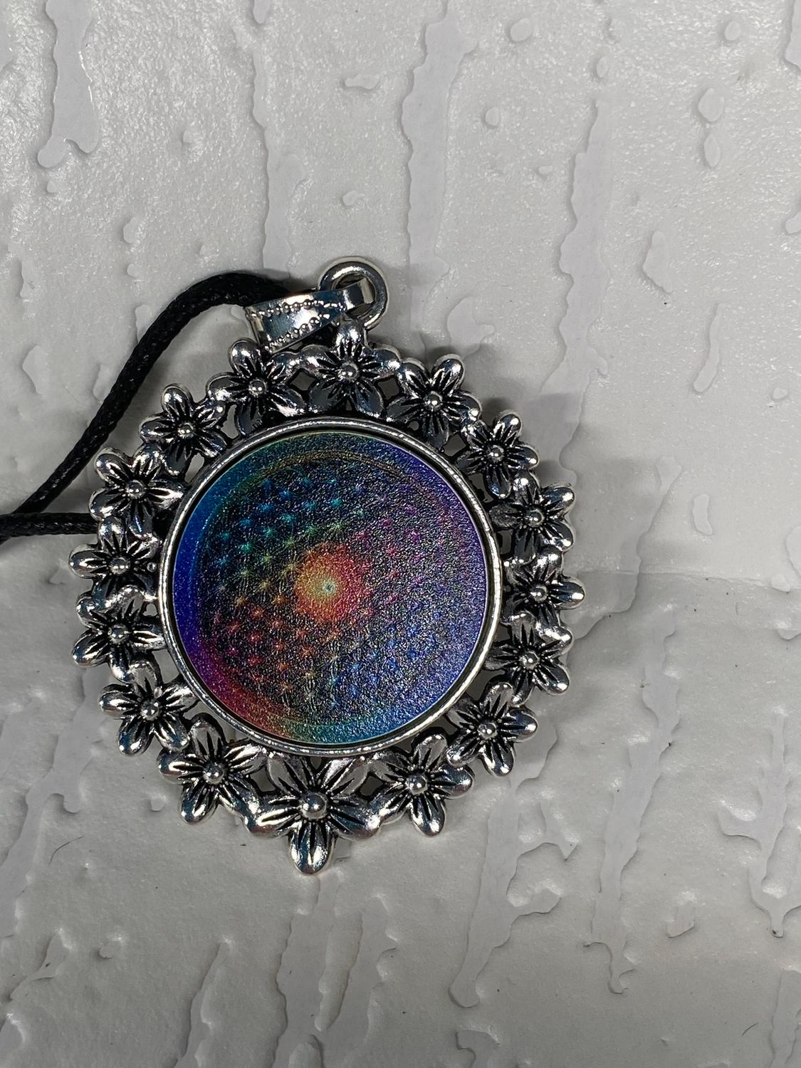 Amulett – silberfarben Blumenmuster mit Blume des Lebens Symbol – Produktansicht 1