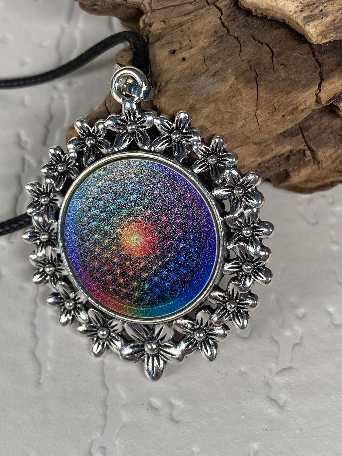 Amulett – silberfarben Blumenmuster mit Blume des Lebens Symbol – Produktansicht 1
