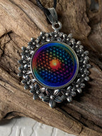 Amulett – silberfarben Blumenmuster mit Blume des Lebens Symbol – Produktansicht 1