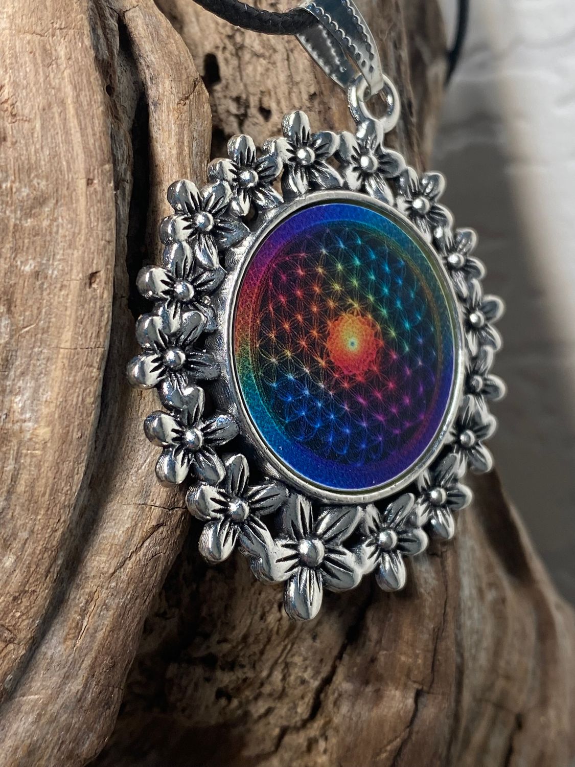 Amulett – silberfarben Blumenmuster mit Blume des Lebens Symbol – Produktansicht 1
