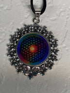 Amulett – silberfarben Blumenmuster mit Blume des Lebens Symbol – Produktansicht 1
