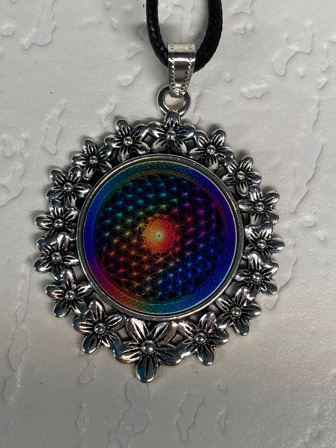 Amulett – silberfarben Blumenmuster mit Blume des Lebens Symbol – Produktansicht 1