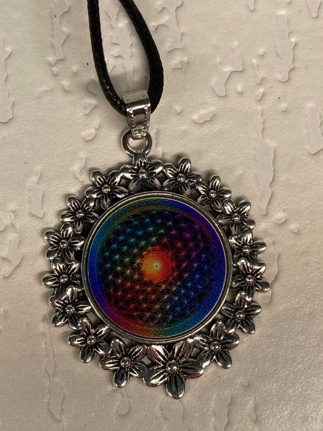 Amulett – silberfarben Blumenmuster mit Blume des Lebens Symbol – Produktansicht 1