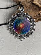 Amulett – silberfarben Blumenmuster mit Blume des Lebens Symbol – Produktansicht 1