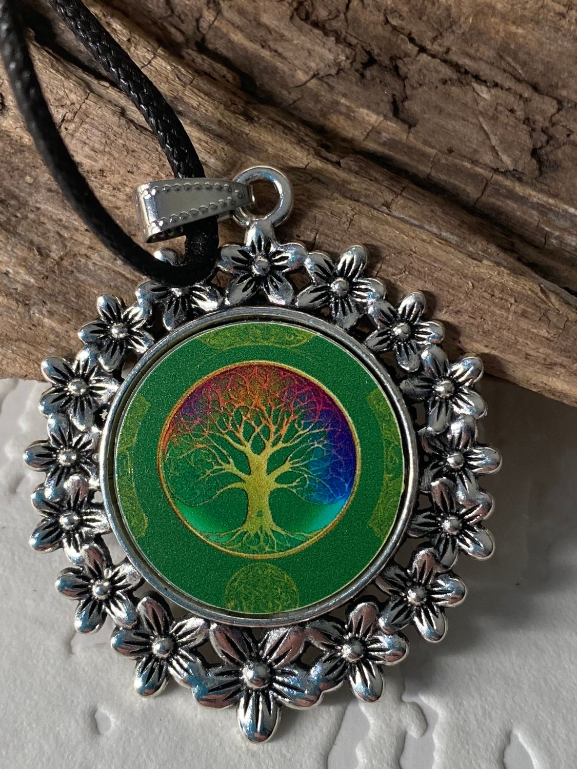 Amulett – silberfarben Blumenmuster mit Baum des Lebens Symbol – Produktansicht 1