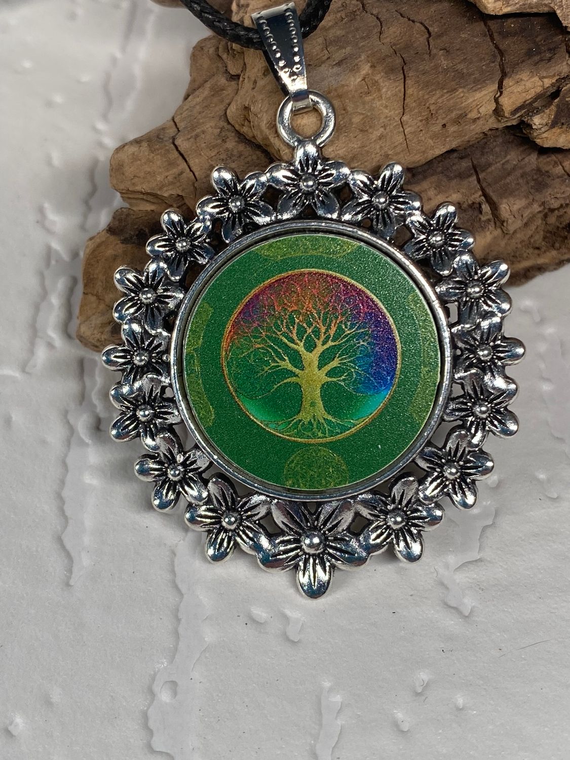 Amulett – silberfarben Blumenmuster mit Baum des Lebens Symbol – Produktansicht 1