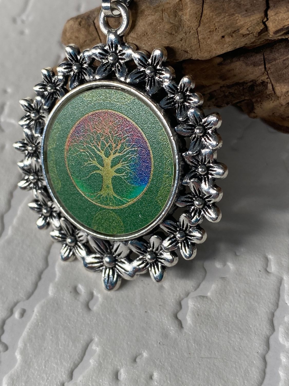 Amulett – silberfarben Blumenmuster mit Baum des Lebens Symbol – Produktansicht 1