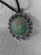 Amulett – silberfarben Blumenmuster mit Baum des Lebens Symbol – Produktansicht 1