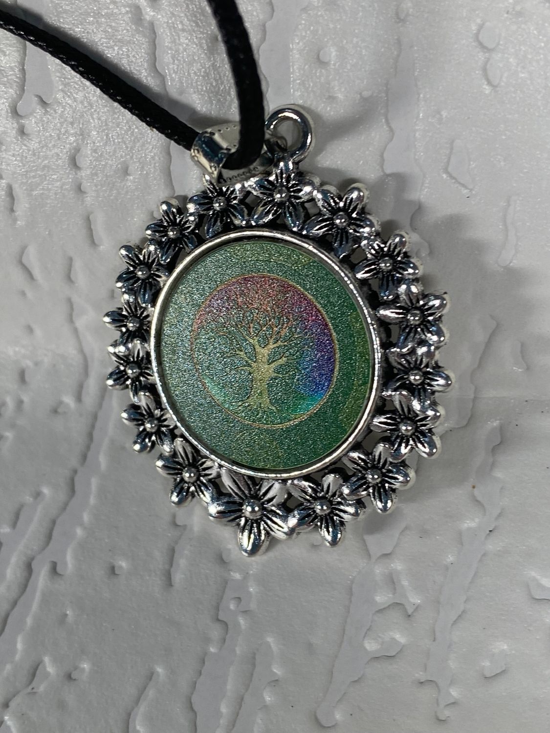 Amulett – silberfarben Blumenmuster mit Baum des Lebens Symbol – Produktansicht 1